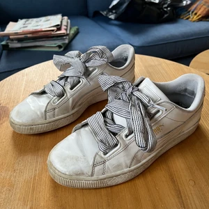 PUMA Basket Heart Sneakers  - Vita PUMA Basket Heart Sneakers! Snygga sneakers som jag inte har använt på ett tag. Inte många tecken på slitage. Nypris är 899 kr. Köparen står för frakten💗