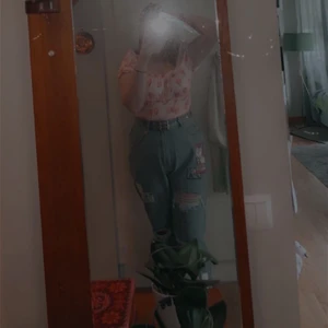 Ripped jeans  - Säljer mina ripped jeans då jag aldrig använder dom och känner mig inte bekväm i dom. Inget är fel på dom, dom är i jätte fint skick, bekväma och bra kvalitet för att vara från shien. Dom har blivit använda ungefär 1-2 gånger så dom är nästan helt nya.