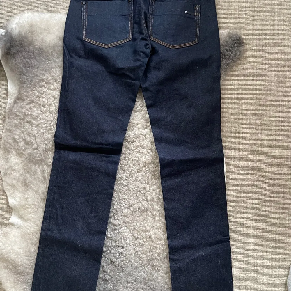 Mörkblå jeans i storlek 28/32                                          I ny skick, enbart använda vid något tillfälle.. Jeans & Byxor.
