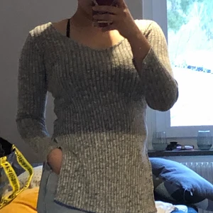 Långärmad tröja med slit strlk: xs - En långärmad stickad tröja med slit.
