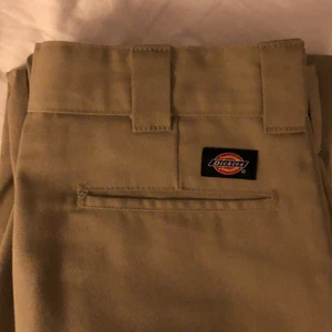 dickies byxor - Säljer dessa beiga chinos från dickies då dem har blivit försmå för mig. Köpta här på plick för ett tag sedan. Modell 874 straight. Storlek W30/L30 men skulle säga att de e små i midjan då jag vanligtvis har W28. Det är i bra skick förutom en liten missfärgning på insidan av byxorna som inte syns när man har på sig dem🥰🥰