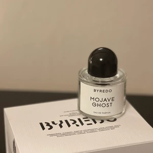 Byredo Mojave Ghost - Säljer min sprillans nya byredoparfym då den inte riktigt föll mig i smaken. Har endast använt den ett fåtal gångar under loppet av 2 veckor. Orginallåda tillkommer. Nypris 1400kr