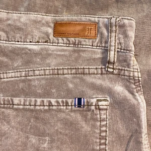 Bruna manchesterbyxor - Säljer dessa sjukt snygga bruna/beiga manchesterbyxorna från Tommy Hilfiger. De är i storlek 29. 💖 Kan posta eller mötas upp i Stockholm, köparen står för frakt.