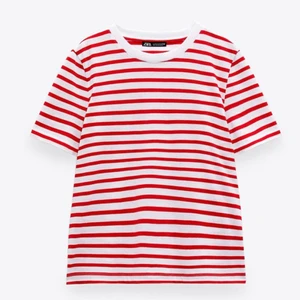 Röd randig t shirt  - En röd randig t shirt från zara. Passar bra och är söt att ha med röda smycken till.❤️