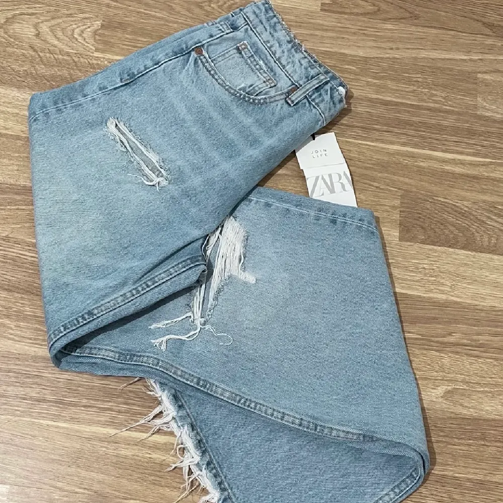 Säljer ett par jeans från zara då dom var för stora för mig, så fina och para provade, prislapp kvar🙈. Jeans & Byxor.