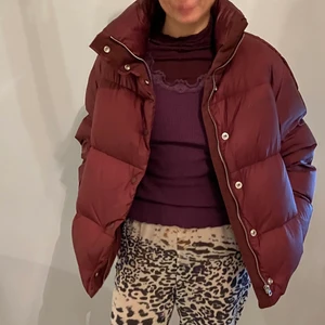 dunjacka - ACNE - Vinrött acne. Storlek 36. Köptes vinter 2021 för ca 8000kr. Ditt pris nu-2000kr 