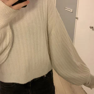 Stickad tröja  - Säljer denna ur gulliga vita stickade tröjan som aldrig kommer till användning längre. Passar med allt. Storleken är S men materialet är stretchigt. Sticks inte!!