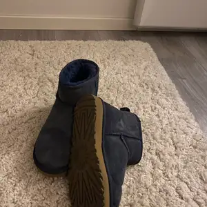 Säljer dessa fina marinblåa uggs då jag inte använder dem. Väldigt fint skick