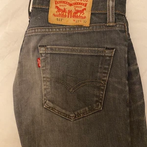 511 Levi’s Jeans - Skitsnygga jeans från Levi’s jag köpte här på plick, tyvärr är de lite för små för mig. Raka i benen. Kontakta för med info🤝 Då många är intresserade startade jag en budgivning. Kommer man med ett bra bud kanske man kan köpa direkt✨