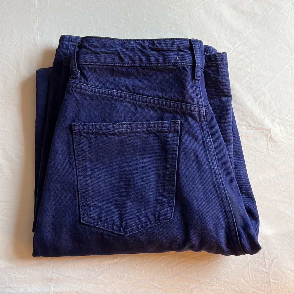 Mörkblåa jeans från Zara, väldigt långa! Högmidjade. Inga bud, säljer till första som matchar pris! ❤️❤️. Jeans & Byxor.