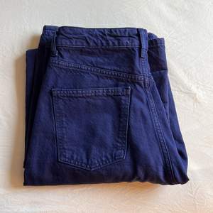 Mörkblåa jeans från Zara, väldigt långa! Högmidjade. Inga bud, säljer till första som matchar pris! ❤️❤️