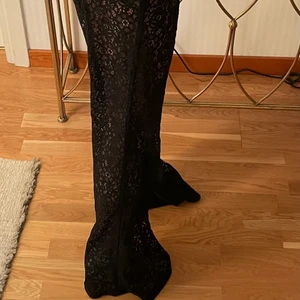 Zara byxor - Säljer dessa jättefina byxor från zara som är i spetstyg. Det är storlek S, och tyvärr lite stora på mig. Aldrig använda. Dragkedja i midjan samt resår så passar även en M. Det är shorts på insidan.