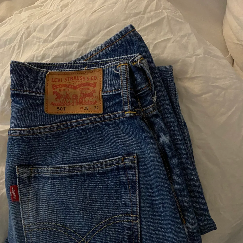 Levis jeans, passar xs möjligtvis s! Köpta secondhand, så fina!! Passar nån som är ca 160-165! . Jeans & Byxor.