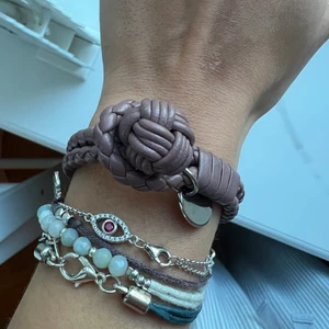 Bottega veneta armband  - Säljer detta så fina bottega armband som jag fick av mamma för rätt längesen. Färgen är en lila brun färg typ. Säljer då jag har ett annat i en liknande färg. Jättefint skick, tyvärr har jag inte lådan:(❤️ köpt i butik för jättelänge sen, ursprungspriset är 2300kr💗