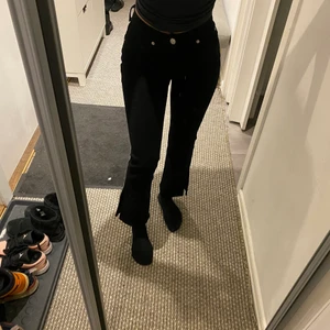 Zara jeans storlek 36 - Svarta jeans från zara med slits. Säljer för att jag inte har användning av de. Har bara använt de en gång. Jag är 167 och jeansen är lite korta på mig, skulle vara jättefina och gå över skorna på någon som är lite kortare. Kan mötas upp i centrala göteborg, kan även frakta men köparen står för frakten. 