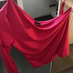 Tröja - Jätte fin tröja som aldrig kom till användning de är storlek m men passar mig som har xs/s i tröjor. Köptes för cirka 270kr i gina tricot säljer för 150kr vid snabb affär kan man diskutera priset❤️