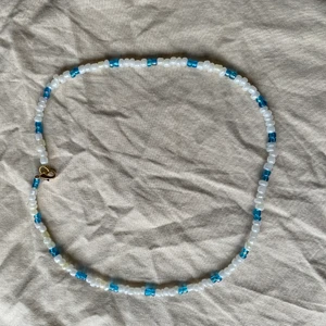 Pärlhalsband  - Pärlhalsband med guld färgat lås super fin och enkel att bära ! Halsbandet är 36 cm långt 🦋 frakt tillkommer den ligger på 14kr ! Jag skickar frakt bevis 🦋🦋🦋