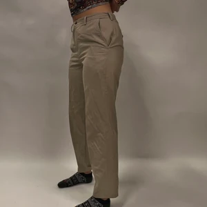 Chinos - Chinos, herr modell men funkar för alla såklart. Använda ca 5-10 gånger. Jag är 178 lång. 