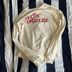 tröja krämvit från hm  - använd ganska mycket, säljs pga ingen användning på senare dagar