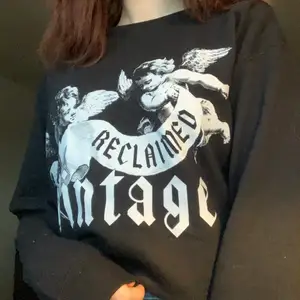 Jättemysig och snygg sweatshirt från märket reclaimed vintage! Den har mjukt foder inuti, relativt lång modell och sitter pösigt. (Är 173cm och brukar ha strl S) Säljer då den inte kommer till användning, köpt för något år sedan. 