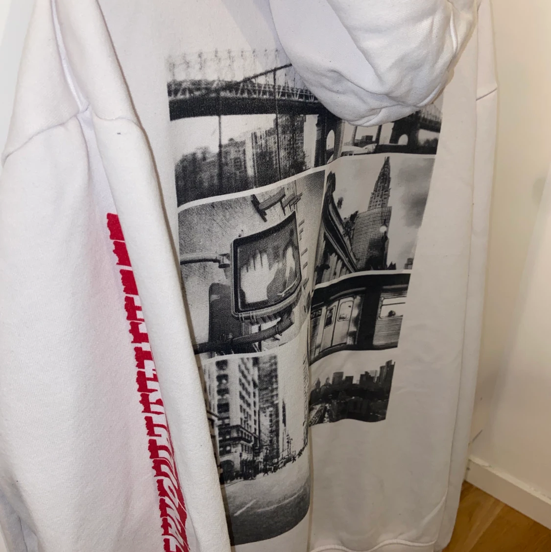 Vit hoddie med tryck bak - 91