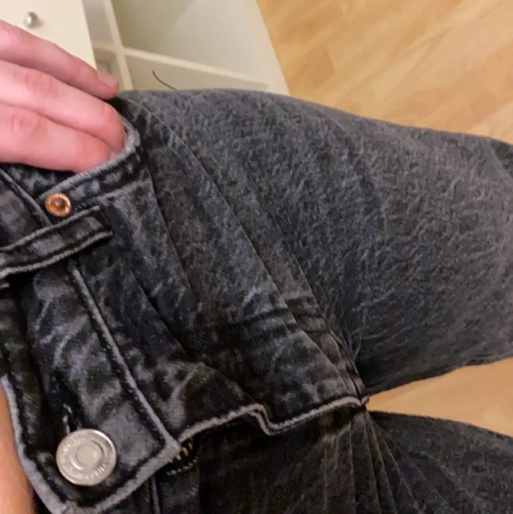 Säljer dessa zara jeans som är mid/low waist. Skit snygga men kommer inte längre till användning! Fint skick. Jeans & Byxor.