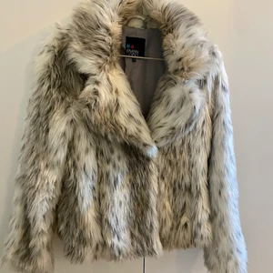 ”Päls” jacka från Even & odd.  - Ej äkta päls! Älskar denna jackan men nu är det dags att sälja den vidare… köpt för ett antal år sedan. 