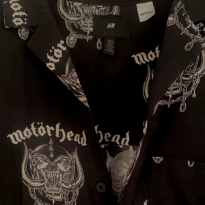 Motörhead skjorta  - Cool motörhead skjorta köpt på hm i somras. Använd fåtal gånger, så i bra skick. Säljer denna pågrund av att den ej är min stil längre. Den är väldigt oversize🖤 