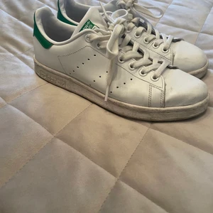 Adidas Sneakers  - Superfina knappt använda Stan Smith Adidas sneakers i storlek 39. Lite smutsiga vilket kan tvättas av men använda endast 2-3 gånger. Säljes då de inte passar min fot.