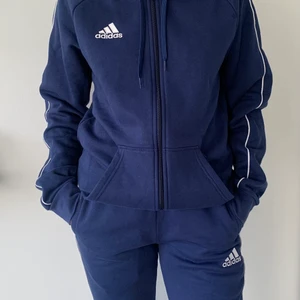 Adidasbyxor - Mörkblåa Adidasbyxor i strl XS. Mjukisbyxor med fickor. Mycket bra skick och knappt använda. Mjukisbyxorna har mudd nere vid benen. Byxor-150kr. Priset går att diskuteras. 🌟🌟
