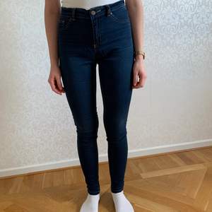 Fina blåa jeans som sitter väldigt snyggt. Dock oklart vad det är för märke på dem. Köparen står för frakten. Kan även mötas upp i Malmö.