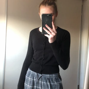 Kofta - En svart kofta med knäppning med knappar. Bra skick, inget att anmärka.