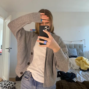 Grå cardigan  - Grå stickad cardigan🤍