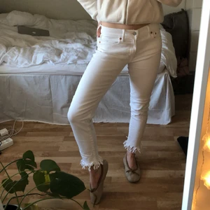 Low waisted jeans från Ralph Lauren - Ett par snygga och trendiga low waisted jeans från Ralph Lauren. Fransar nedtill och är använda endast en gång💚 storlek 26.