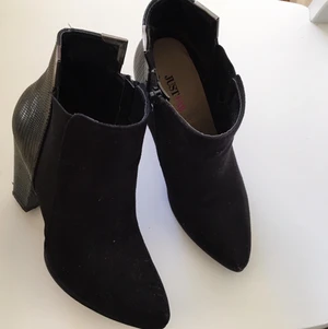 Högklackade boots - Säljer ett par högklackade boots. Storlek US 7, motsvarar 37-38. Så gott som oanvända ✨