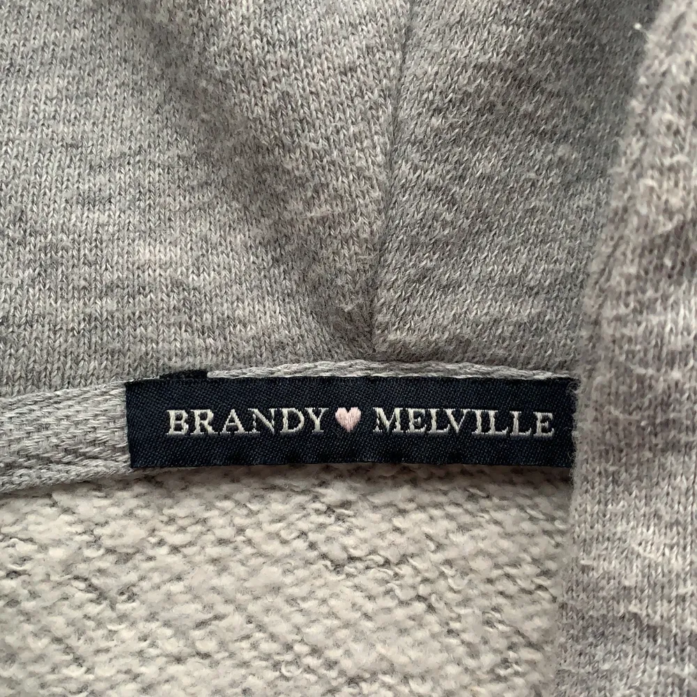 Croppad grå hoodie från Brandy Melville. Säljer då den inte kommer till användning💗storleken passar en xs eller s💗köparen står för frakten. Hoodies.