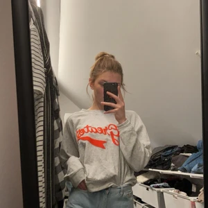 Grå sweatshirt storlek xs - Säljs pågrund av att den inte kommer till användning nypris 149