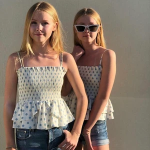 Prickigt linne zara - Säljer detta slutsålda och sjukt populära linne😋 Går att bära både som topp och kjol (se bild)💓 Buda i kommentarerna