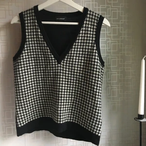 Väst - Väst i storlek M. Skick 7/10, lite nopprig. Priset kan prutas vid snabb affär. Frakt tillkommer, kan även mötas i Uppsala