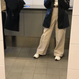 Manchesterbyxor  - Manchesterbyxor från monki i storlek 34, bra skick