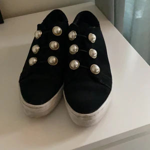 Svarta sneakers  - Svarta sneakers med stora pärlor från Agnes Cecilia (köpta på Ellos)