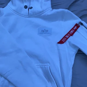Alpha industries hoodie  - använd ett antal gånger helt utan fel. snöret runt halsen är borta så man kan inte knyta. bud från 200 + frakt