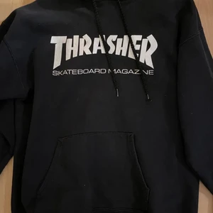 Äkta Thrasher hoodie  - Använd men fortfarande i bra skick. Storlek S! Nypris 799kr