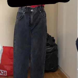 Byxor!! - Säljer dessa pösiga svarta jeans! De ser extra pösiga ut på mig eftersom de tyvärr är för stora! De är i storlek 34 ifrån Gina! Man kan vika upp de längst ner men man kan oxå ha de neddragna längst ner! På bilden har jag vikt upp de lite! 