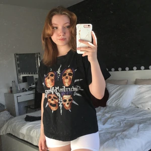 Bullet for my valentine merch - En skitsnygg bandtröja köpt på en marknad för flera år sen. I använt men fint skick🤍 Storlek M🤍 Då jag har bytt stil så kommer ej denna komma till någon användning här hemma🤍