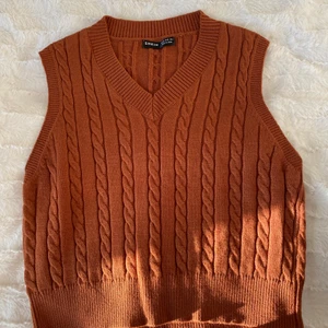 Brun väst - Ännu en väst men i brun färg och finare stickat. Denna är aldrig använd!!