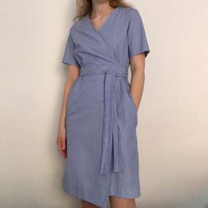 Blå klänning från COS!! Sitter så snyggt men säljer då den inte riktigt känns som min stil längre🦋
