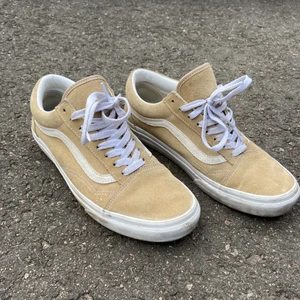 Vans strlk 40,5 - Beiga hyfsat nya vans skor. Använda få tal gånger, och är fortfarande i fint skick. Säljes då dom inte kommer till användning. Nypris 849, men sätter nu priset på 300kr + frakt men kan gå ner vid snabb och smidig affär. Passar mig som i vanliga fall har 39 i storlek på skorna. 