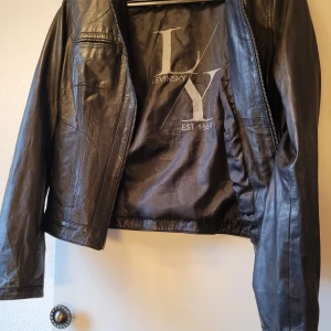 Levinsky skinn jacka - Svart 100% skinn jacka, kostat 3500 kr. Är använt några gånger, perfekt skick. Inga skador, precis som ny.