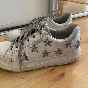  - Superfina populära skor i storlek 38. Skick: använda men går att tvätta så att de ser i princip nya ut.